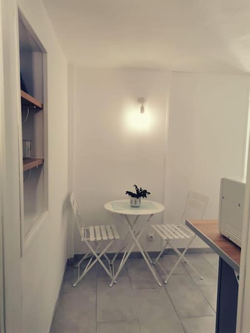 شقة Belle Dependance De 30M2 Avec Terrasse Et Jardin فينوف ليز أفيجْنْ المظهر الخارجي الصورة